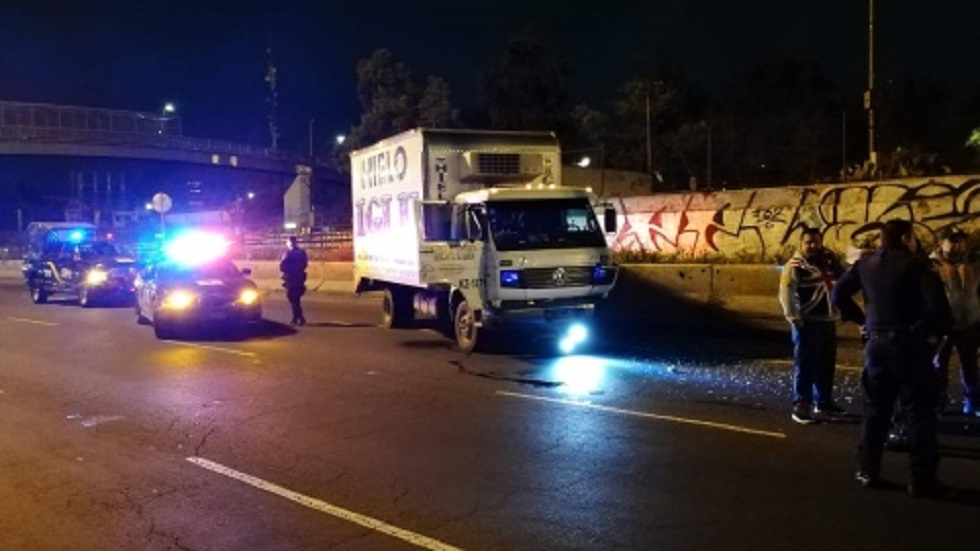 Camión repartidor choca patrulla en la Calzada Zaragoza