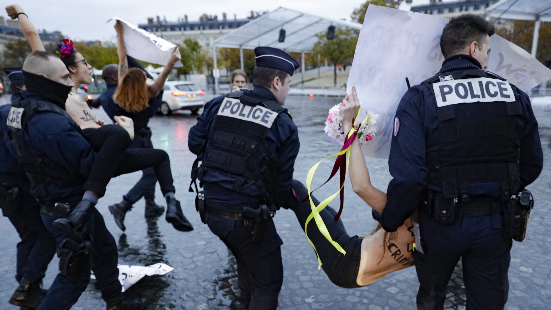 Detienen a activistas de Femen que se acercaron a convoy de Trump