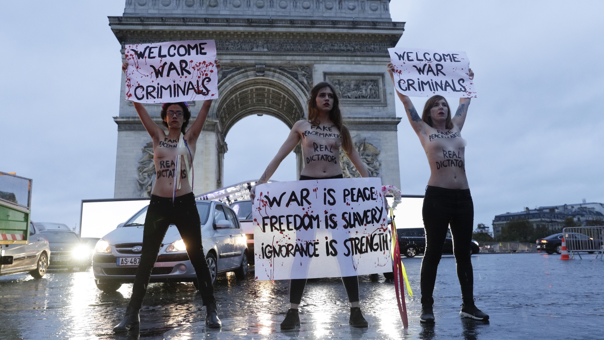 Detienen a activistas de Femen que se acercaron a convoy de Trump - activistas-femen-manifestacion-paris