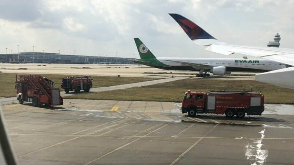 Se incendian llantas de avión en aeropuerto de China tras abortar despegue Se incendian llantas de avión en aeropuerto de China tras abortar despegue