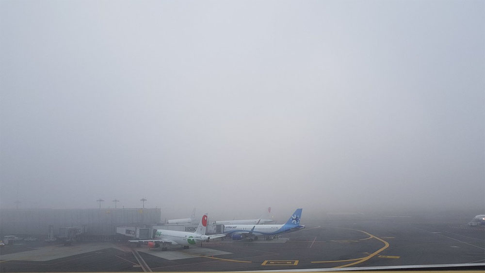 Reanudan operaciones en el AICM tras banco de niebla
