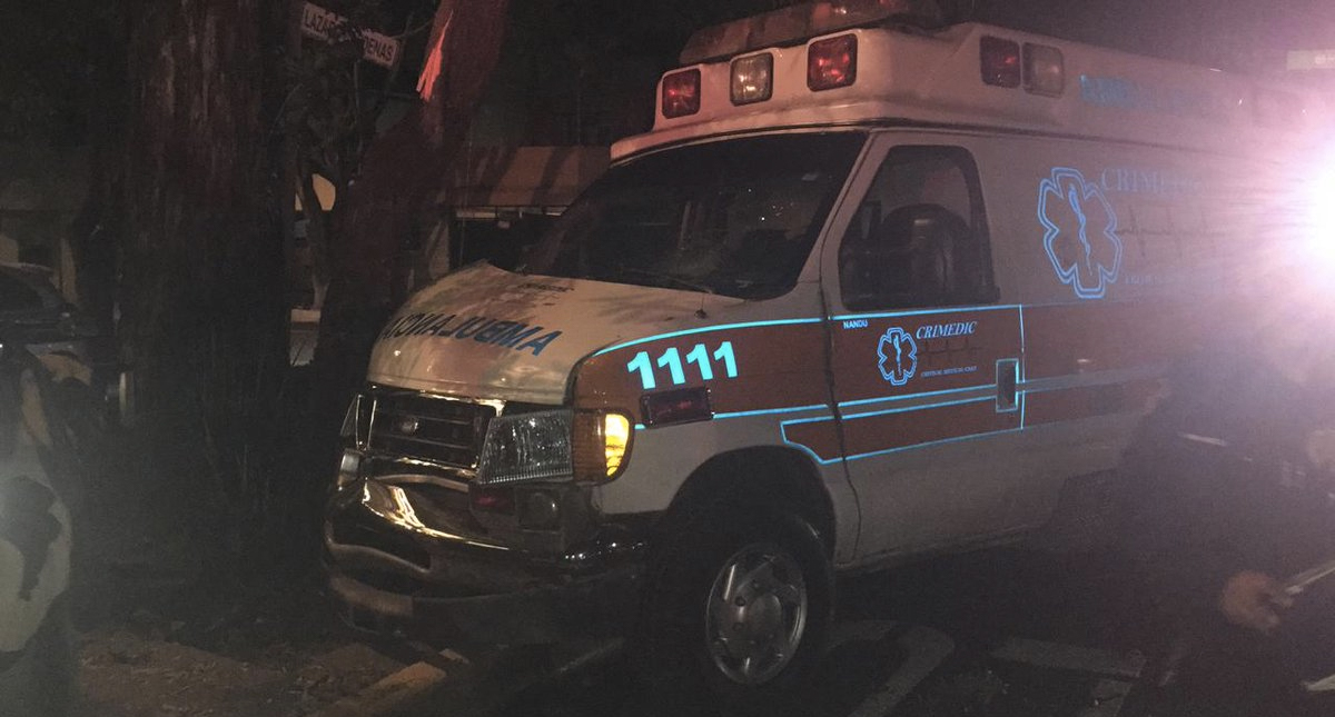 Ambulancia choca contra árbol y motociclista en Benito Juárez