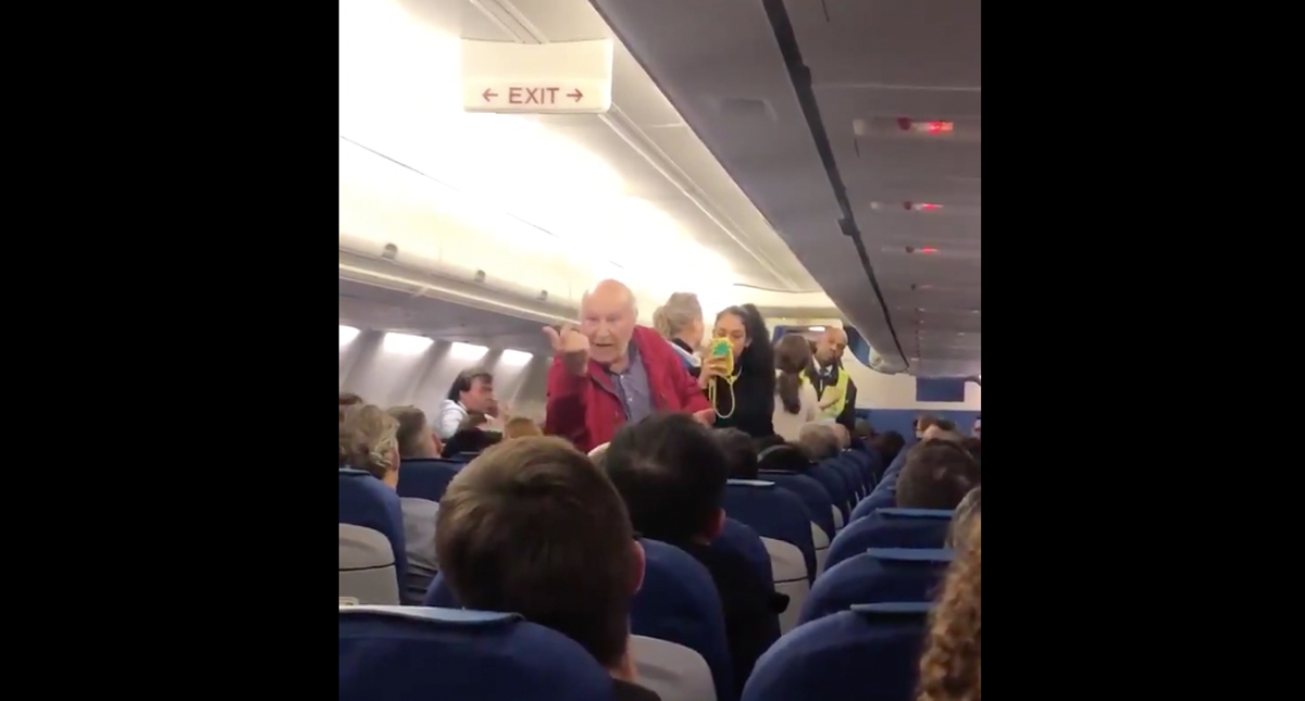 #Video Expulsan a adultos mayores de vuelo de KLM por no entender inglés