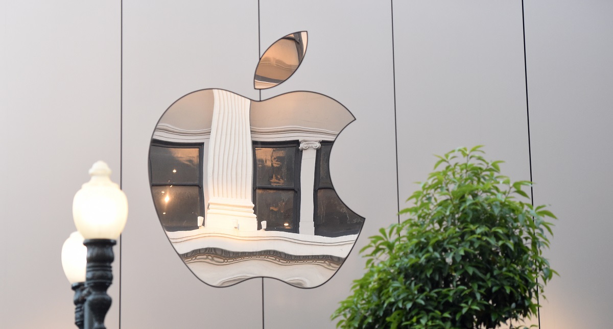 Caen acciones de Apple por escándalo financiero en Malasia