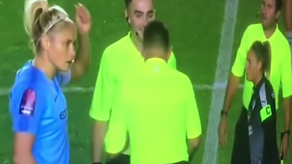 #Video Suspenden a árbitro tras improvisar un ‘piedra, papel o tijera’