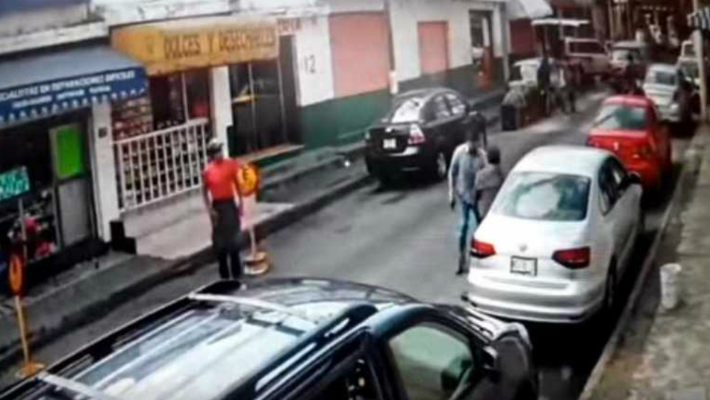 #Video Asaltante le quita dinero a cuentahabiente en el Edomex