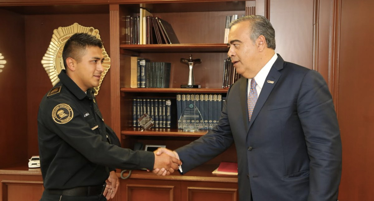 Ascienden a policía que evitó asalto a pasajeros en Iztapalapa