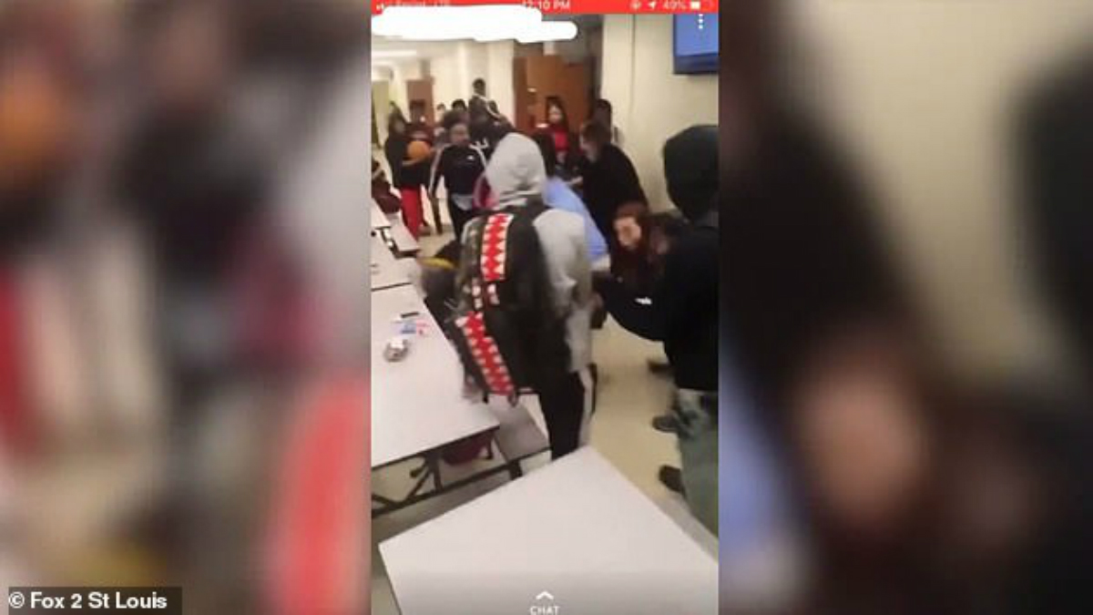 #Video Estudiantes golpean a subdirector en escuela de Missouri