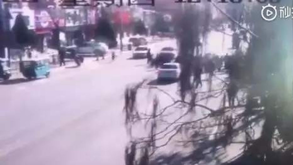 #Video Conductor atropella a grupo de niños en China