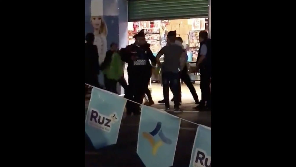 #Video Agreden presuntos farderos a cajera de Bodega Aurrerá