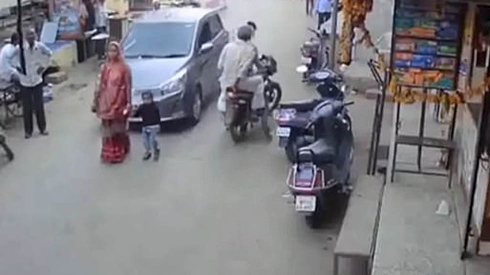 #Video Madre y su bebé sobreviven ilesos a atropello en India