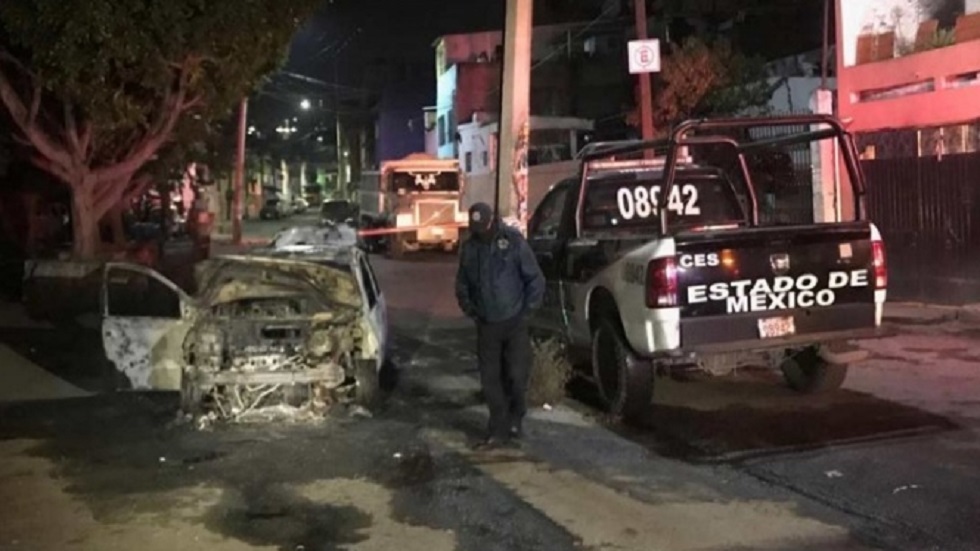 Hallan cadáver dentro de auto incendiado en Naucalpan