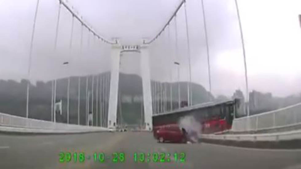 #Video Pelea provoca trágico accidente de autobús en China