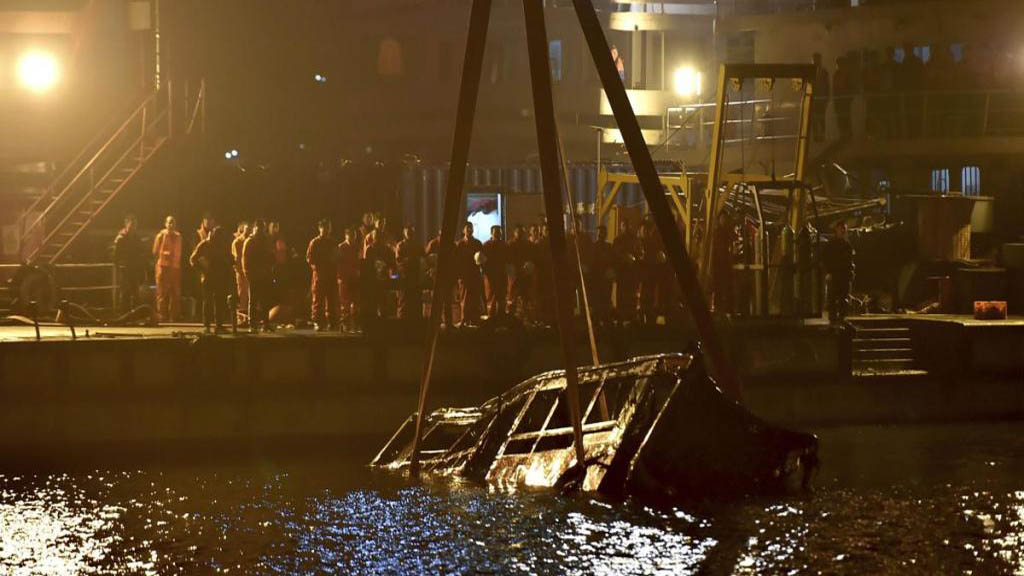 #Video Pelea provoca trágico accidente de autobús en China - autobus-accidentado-en-rio-yangtze