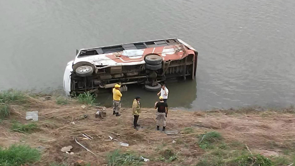 Autobús cae a barranco en Sinaloa y muere un bebé