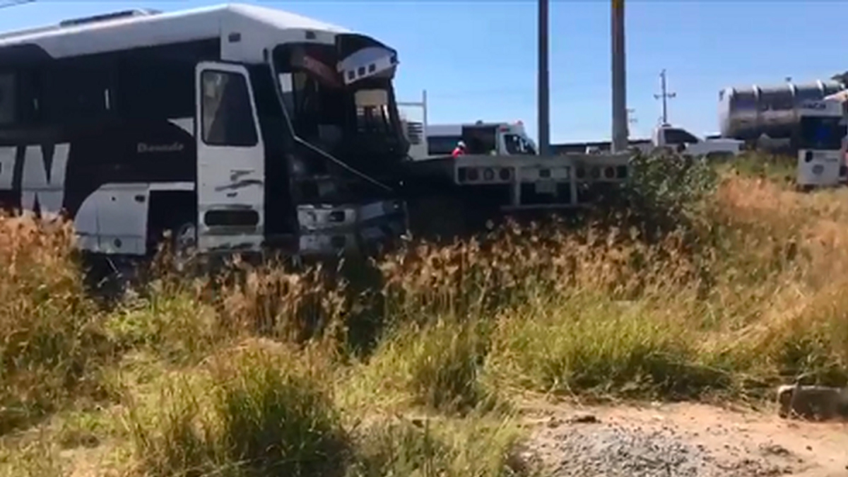 #Video Choca camión del IPN con estudiantes en Querétaro