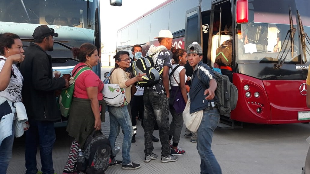Arriba caravana migrante a Sinaloa - autobuses-en-los-que-se-trasladan-migrantes