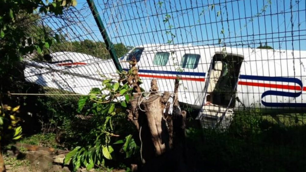 Se impacta aeronave contra malla perimetral en aeropuerto de Michoacán