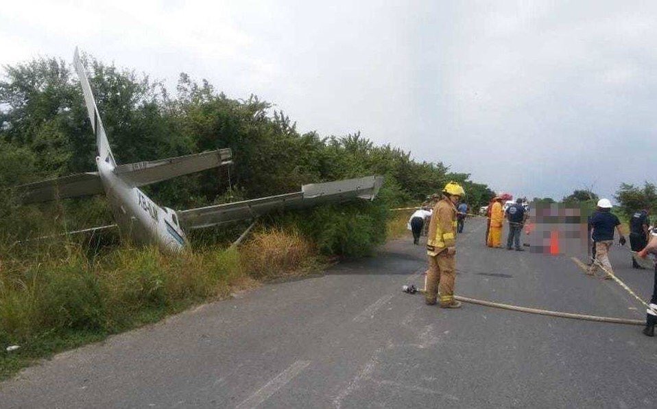 Avión pequeño cae sobre motocicleta y deja dos muertos en Altamira, Tamaulipas