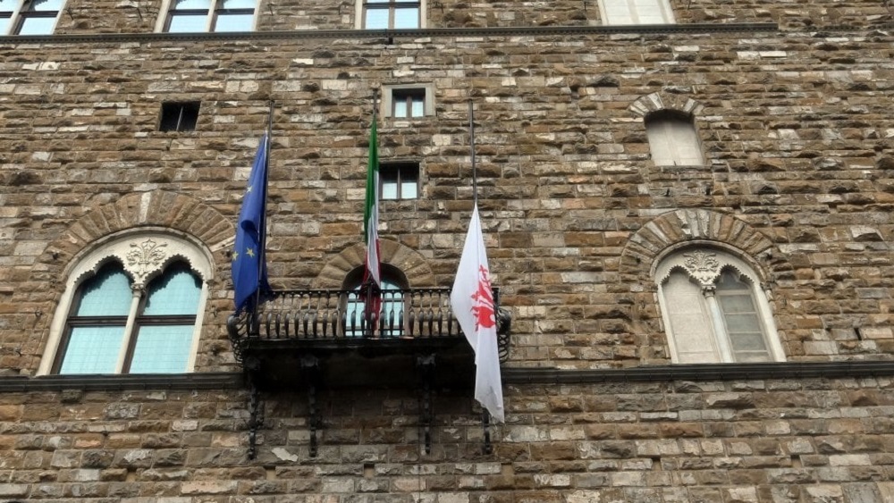 Mexicano asesina a su esposa durante luna de miel en Italia - bandera-a-media-asta-en-el-hotel-donde-liu-fue-asesinada