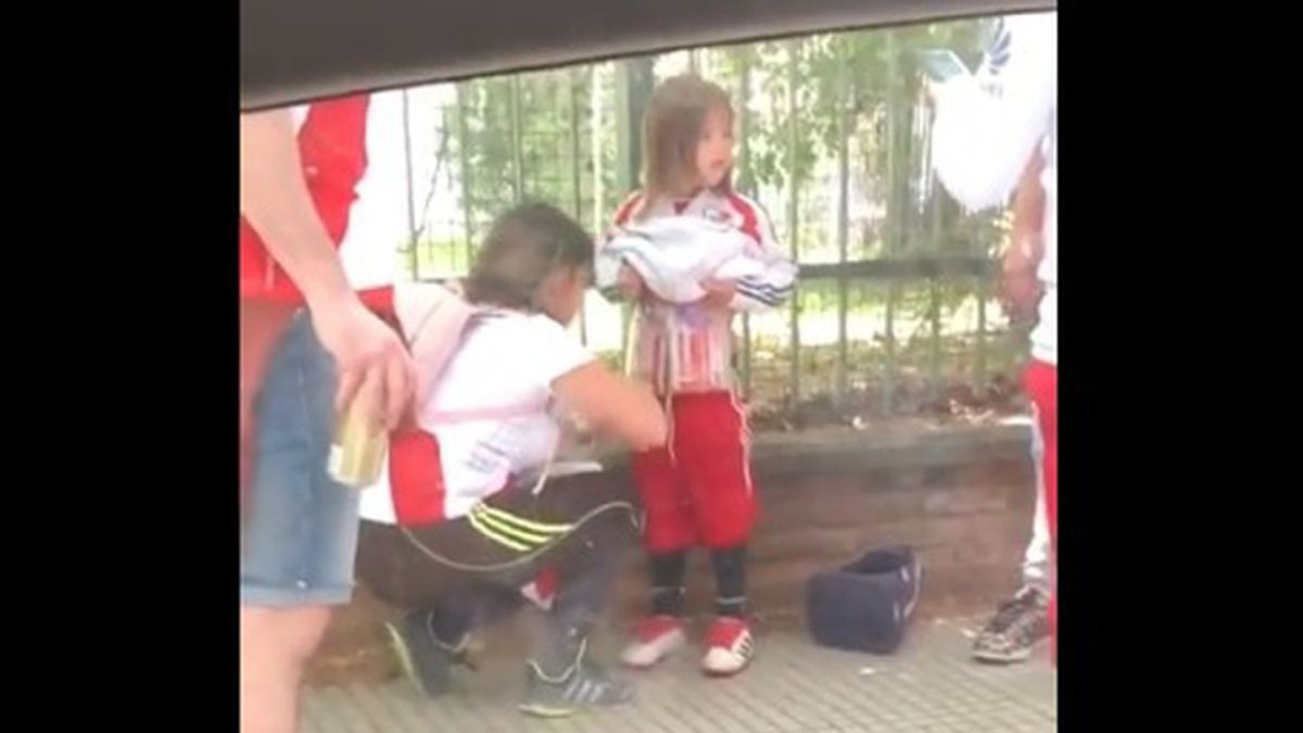 #Video Aficionada de River pega bengalas en el cuerpo de un niño #Video Aficionada de River pega bengalas en el cuerpo de un niño