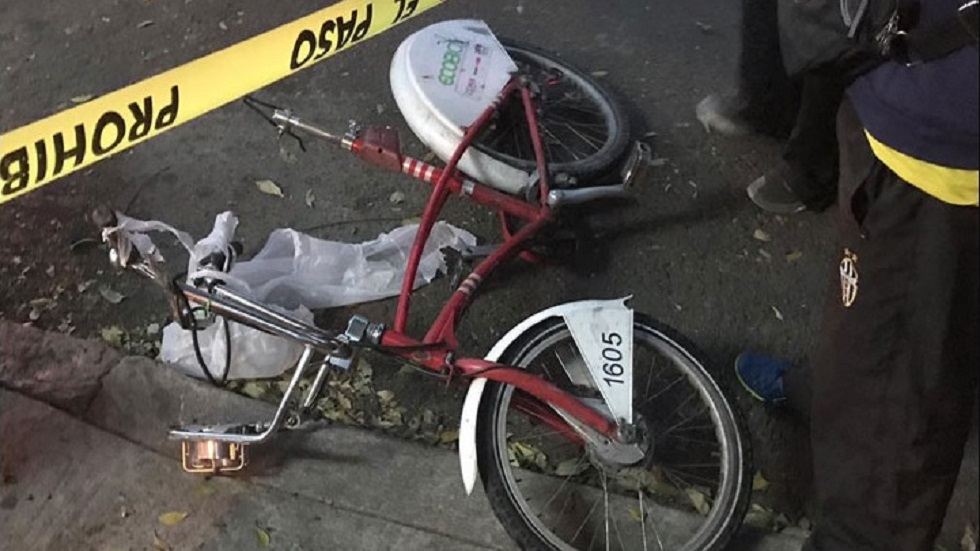 Conductor intenta atropellar a ciclista y choca autos en la Roma - bicicleta