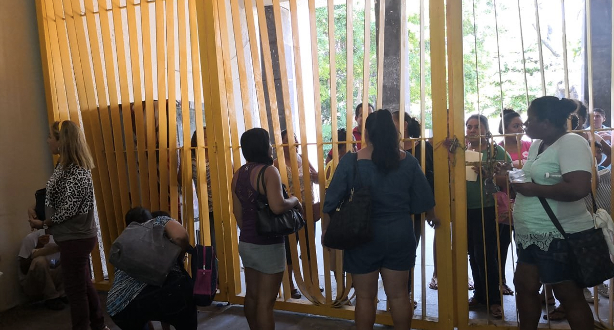 #Video Vecinos bloquean entradas del palacio municipal de Acapulco