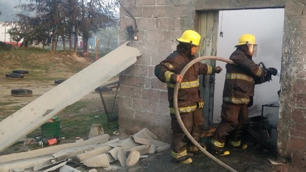 Bomberos atienden explosión de pirotecnia en Tultepec