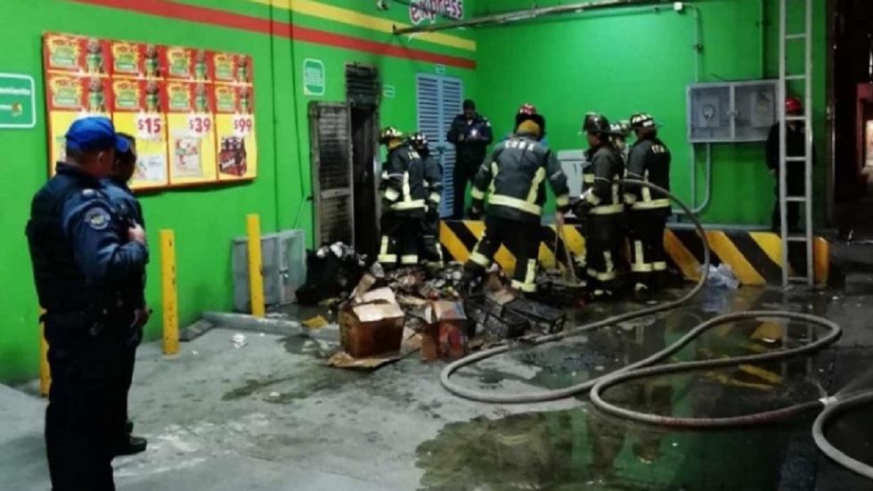 Incendio de Bodega Aurrerá moviliza a bomberos de la CDMX