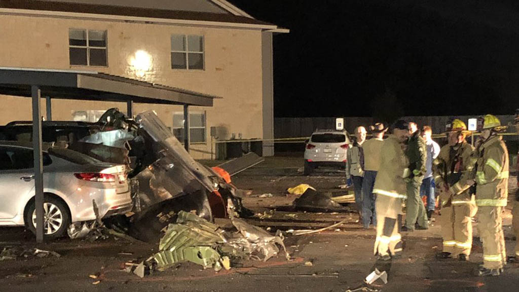 Mueren tripulantes de avión de combate tras estrellarse en Texas - bomberos-laborando-para-retirar-restos-de-avion-en-texas