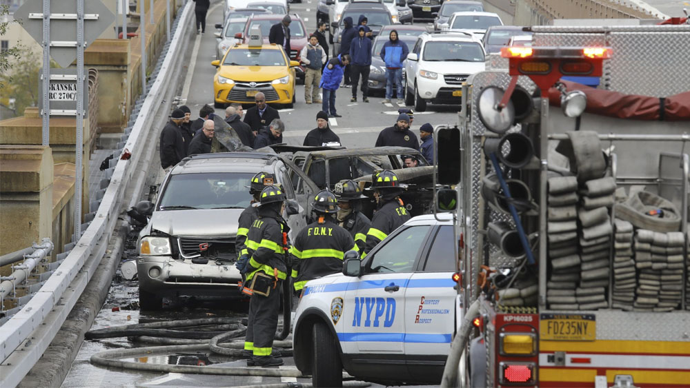 Accidente en el puente de Brooklyn deja un muerto Accidente en el puente de Brooklyn deja un muerto