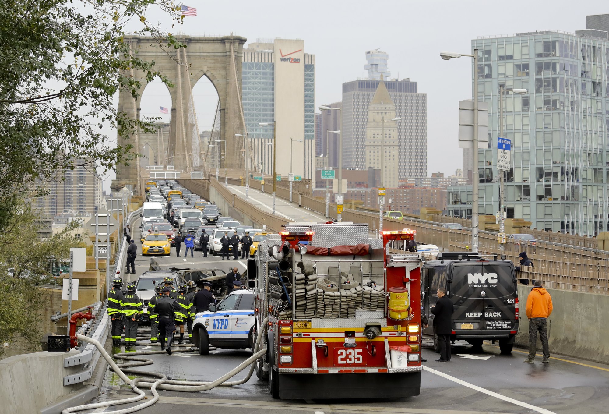 Accidente en el puente de Brooklyn deja un muerto - brooklyn-bridge-choque1