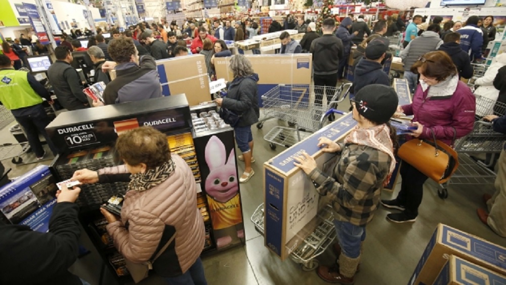 Consumidores buscan pantallas y computadoras en el Buen Fin