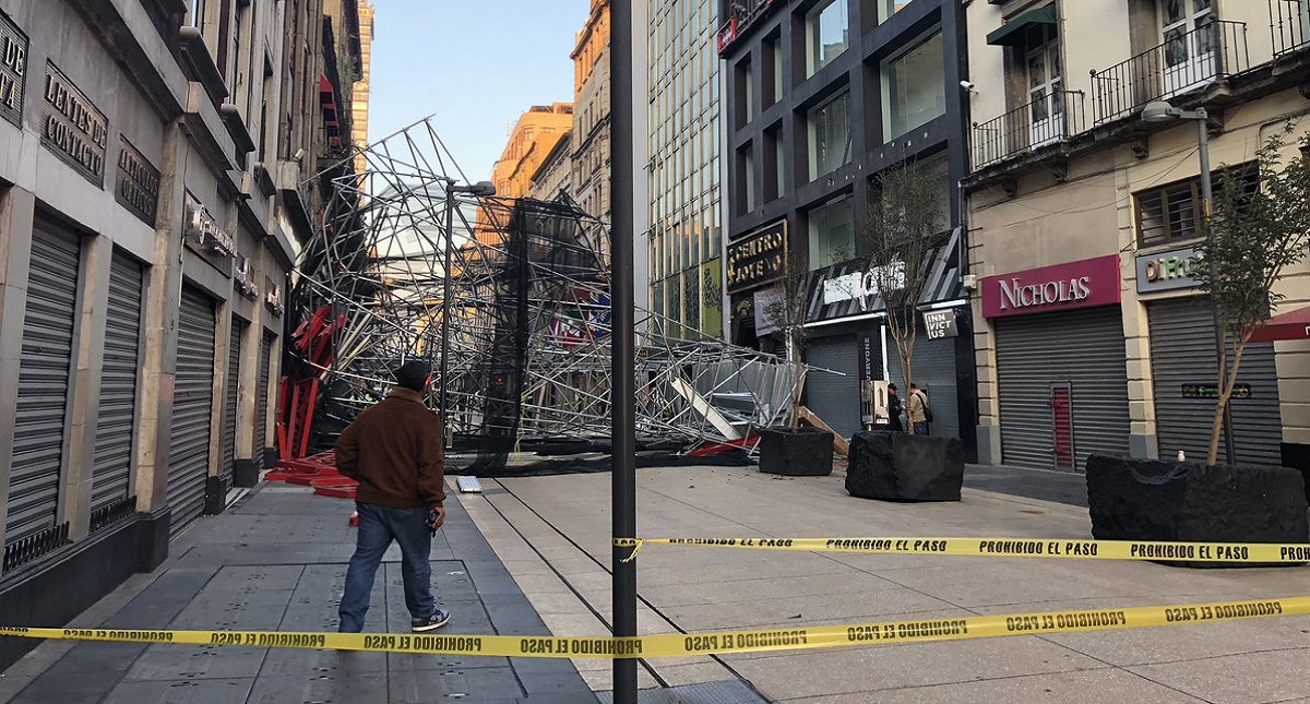 Caída de andamio lesiona a mujer en Madero, Centro Histórico