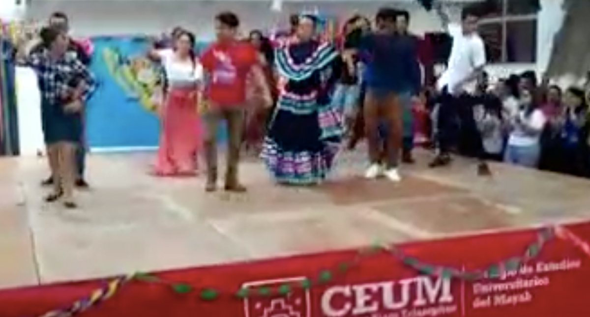 #Video Estudiantes caen de tarima cuando bailaban ‘Payaso de rodeo’