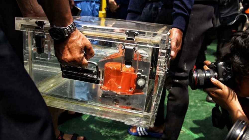 Encuentran caja negra de avión de Lion Air accidentado