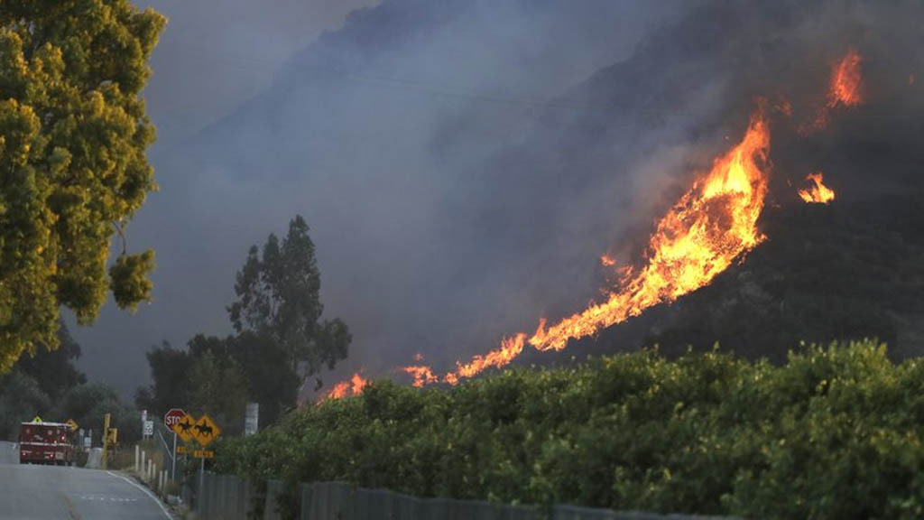 Incendio forestal en California deja al menos dos bomberos heridos
