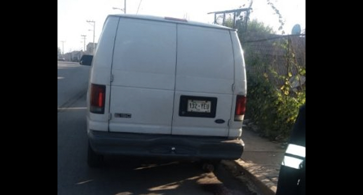 Encuentran tres cuerpos en camioneta en el Estado de México