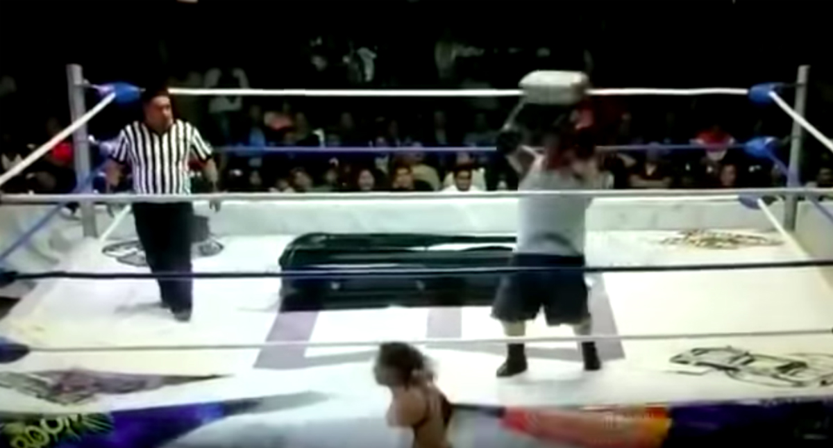#Video Luchador golpea a rival en la cabeza con tabique