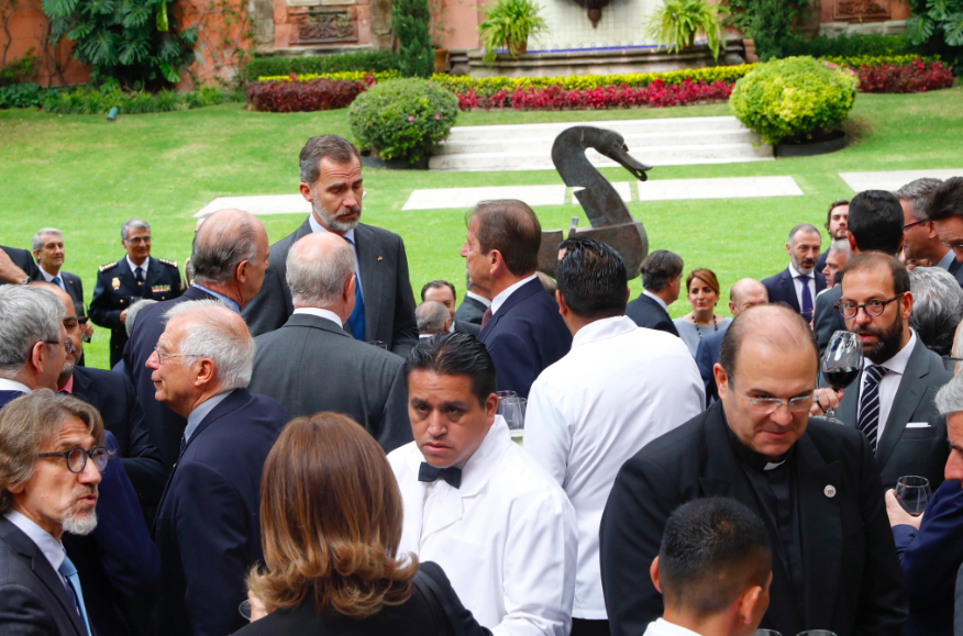 Rey Felipe VI asiste a reunión en casa del embajador de España en México