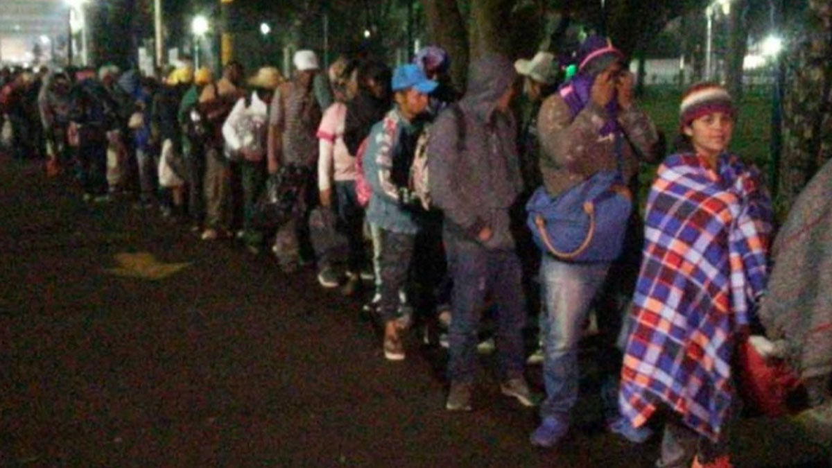 Migrantes salvadoreños llegan al Deportivo Magdalena Mixhuca