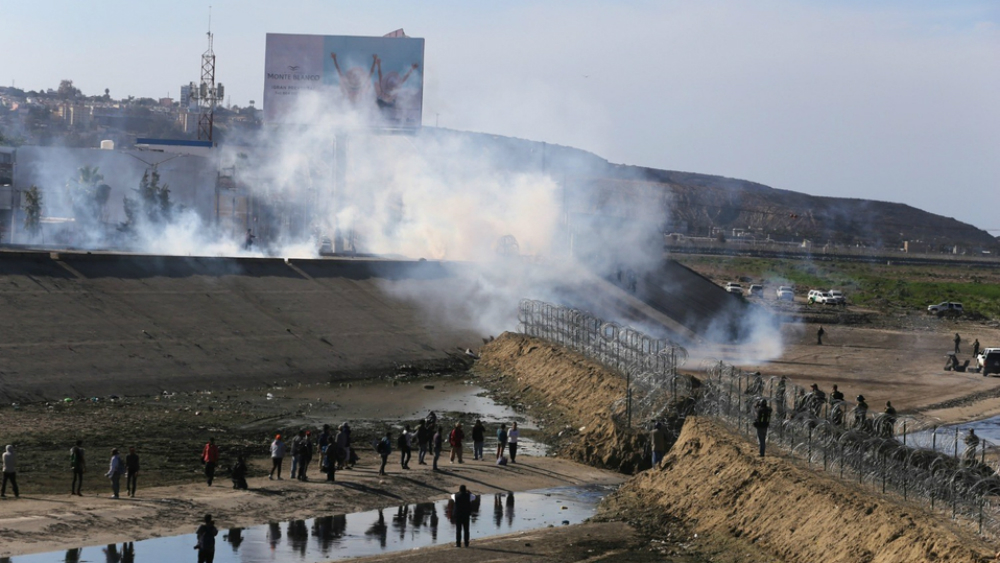 California analiza acciones legales por gas lacrimógeno contra migrantes