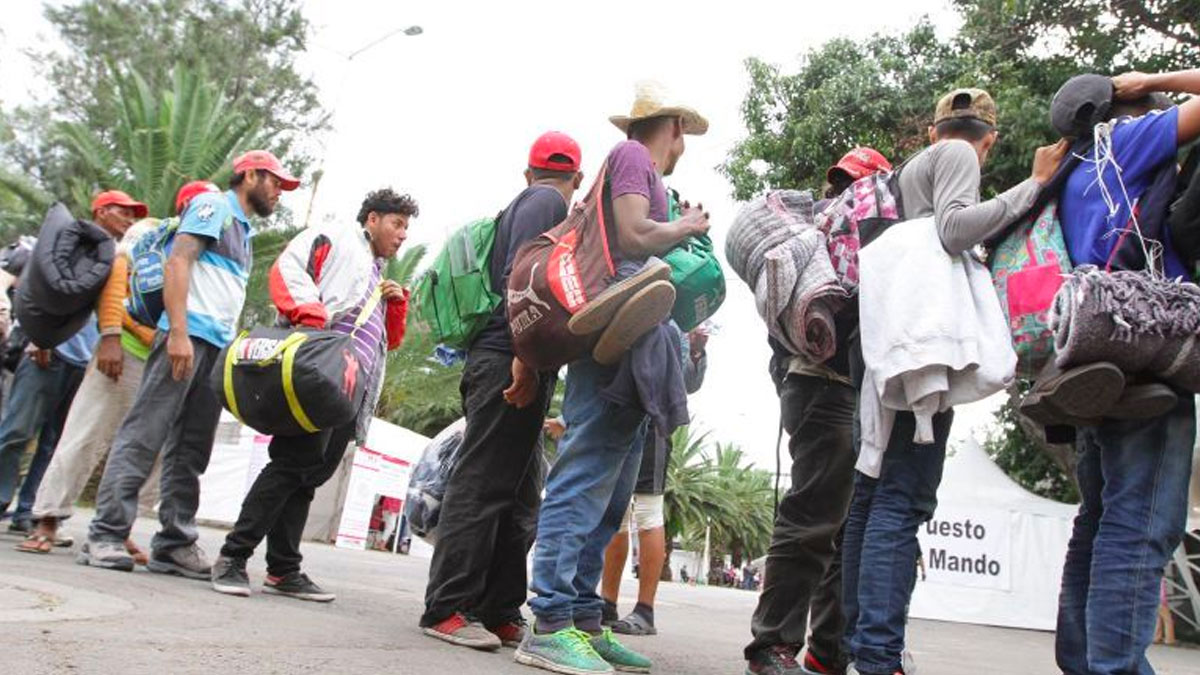 Caravana de casi 70 migrantes llega al albergue en Ciudad Deportiva