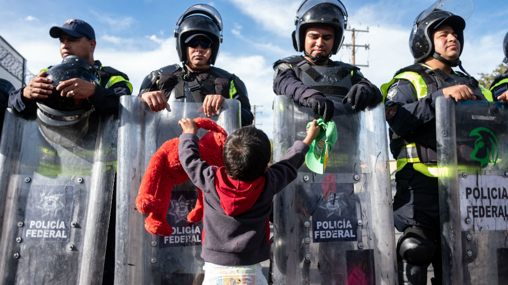 Migrantes centroamericanos afirman que permanecerán en garita en Tijuana - caravana-migrante-el-chaparral-2