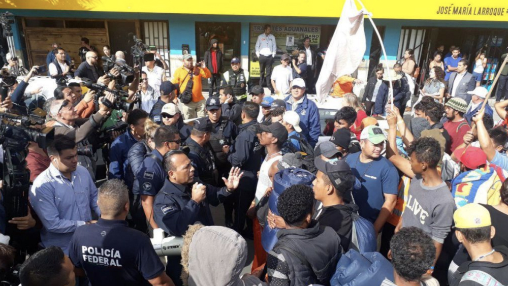 Migrantes centroamericanos afirman que permanecerán en garita en Tijuana