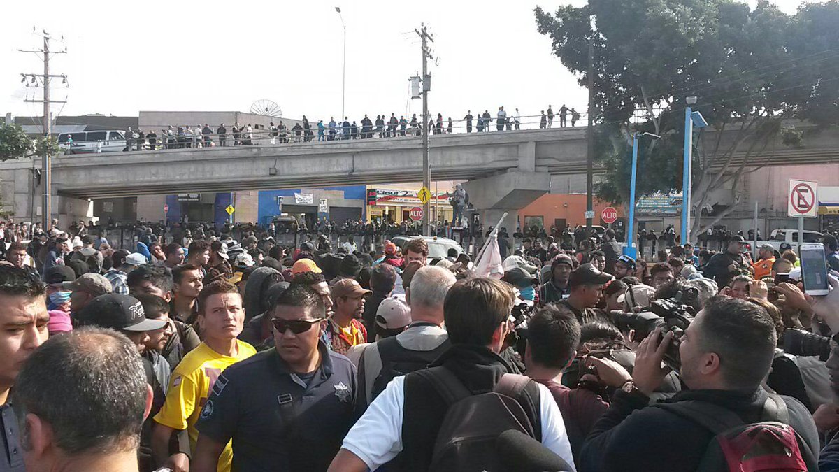 Migrantes avanzan rumbo a puente fronterizo en Tijuana - caravana-migrante-tijuana-puente-fronterizo