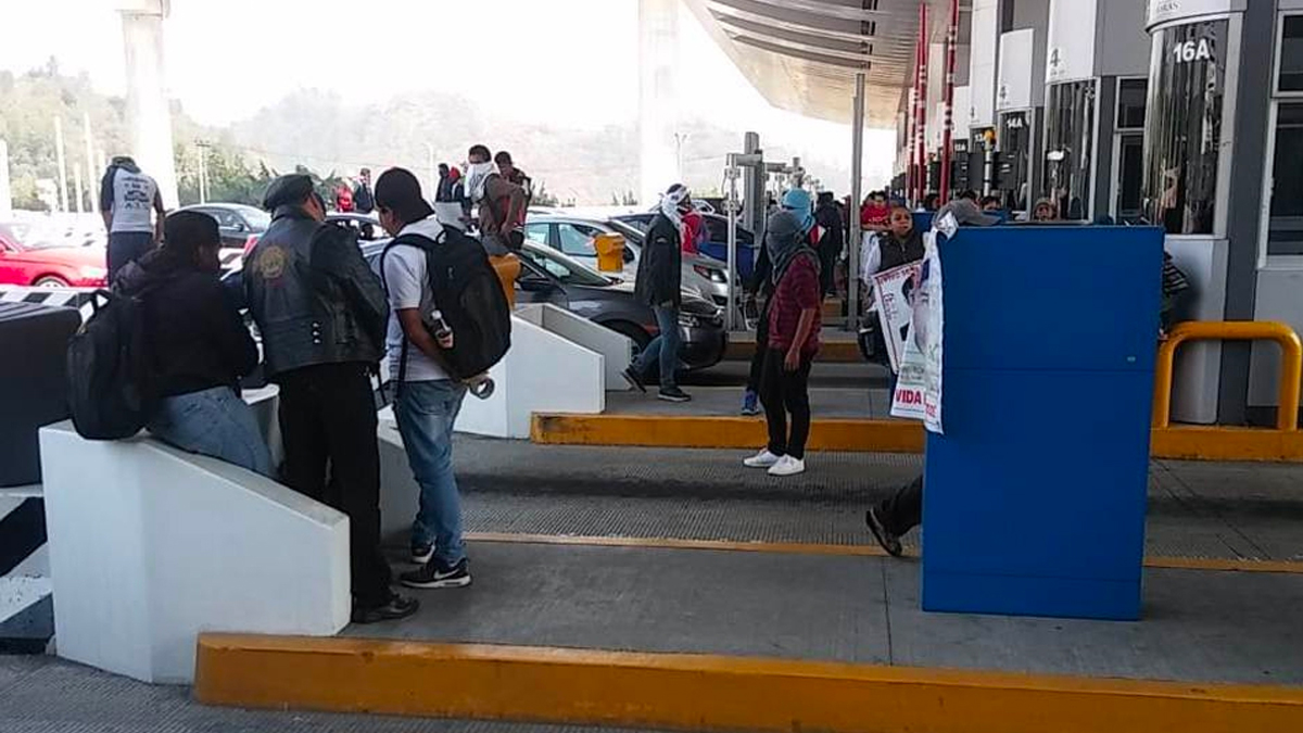 Normalistas ‘toman’ caseta de la México-Cuernavaca