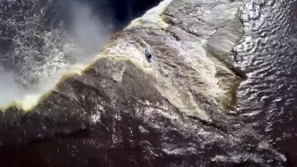 #Video Kayakista desciende de una cascada de 33 metros en Canadá