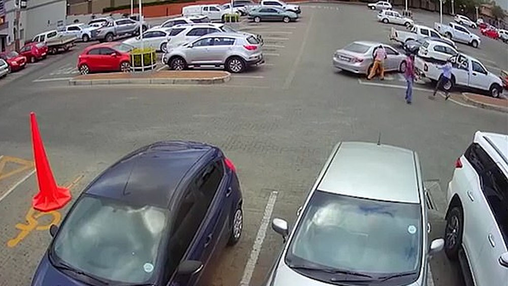 #Video Hombre mata a asaltante en estacionamiento