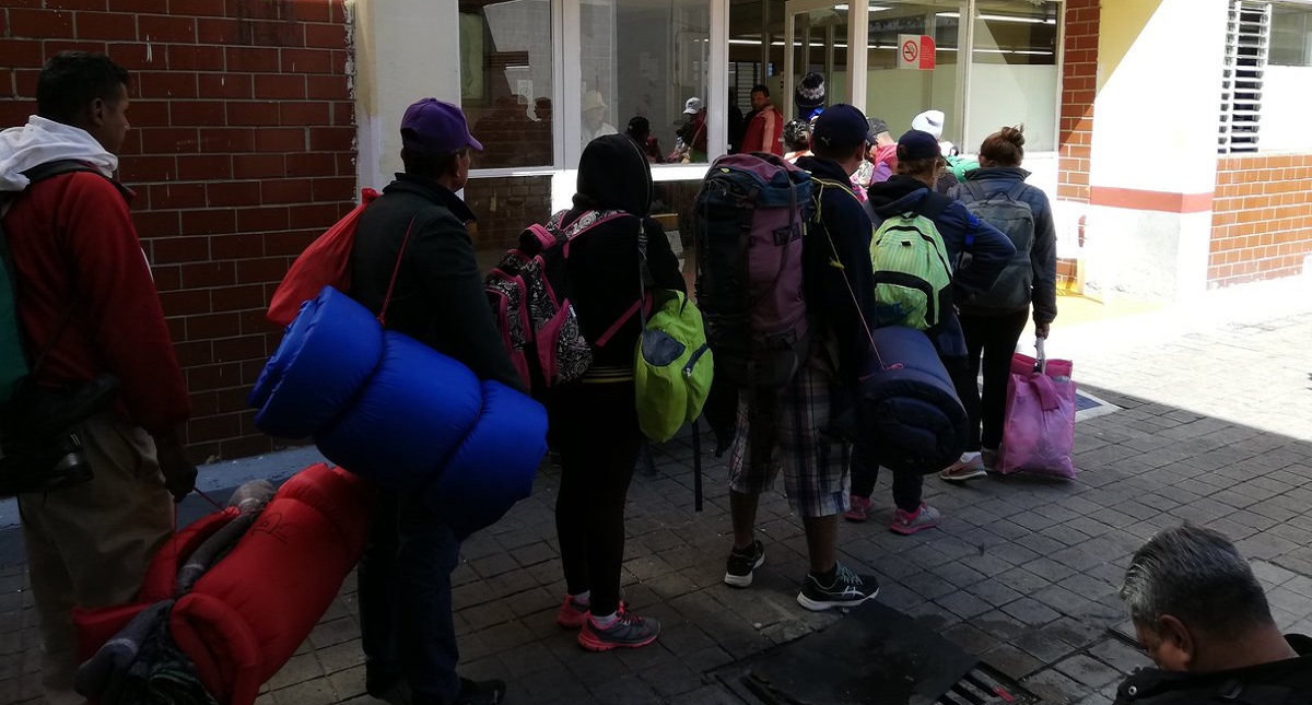 Migrantes que dejaron Casa del Peregrino avanzan sobre Periférico Norte